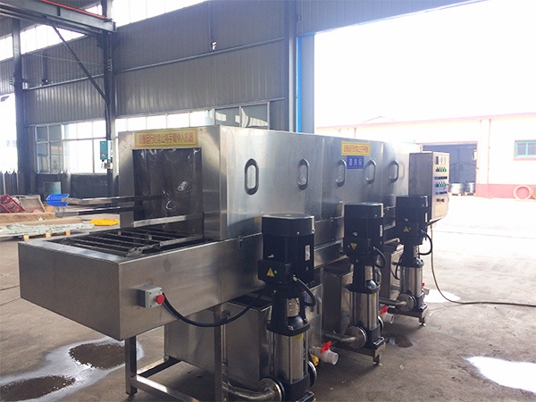 High pressure cleaning machine for turnover box